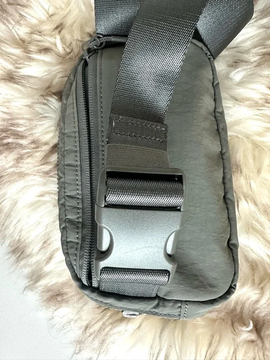 Lululemon Olive Green Lightweight Crossbody Belt Bag NWOT - Picture 9 of 9